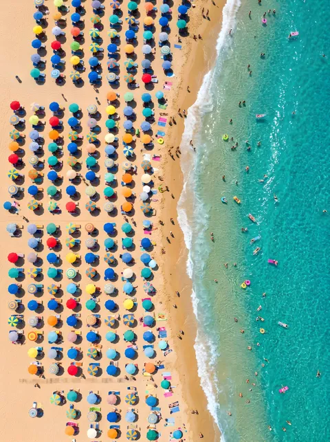 Sonnenschirme am Meer